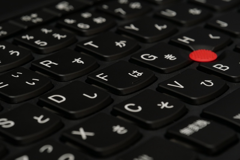 ストロークは約1.8mmと深く、やや硬めのタッチと相まって、しっかりとタイピングできる