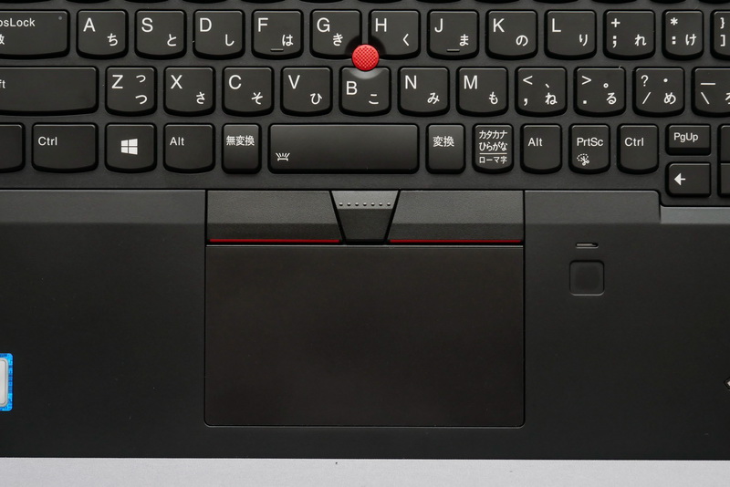 ポインティングデバイスは、スティックタイプの「TrackPoint」と、クリックボタン一体型タッチパッドの「ThinkPadクリックパッド」を搭載。独立した3つのクリックボタンも用意され、非常に扱いやすい
