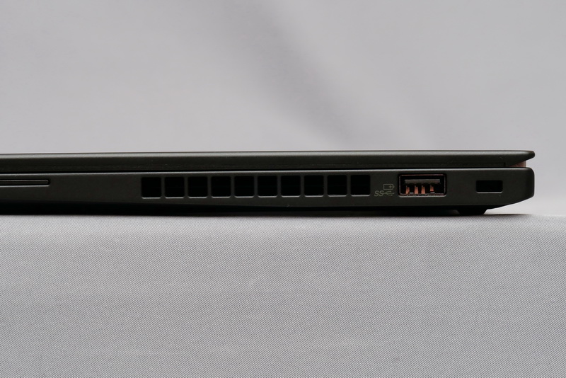 右側面には、USB 3.0×1を用意