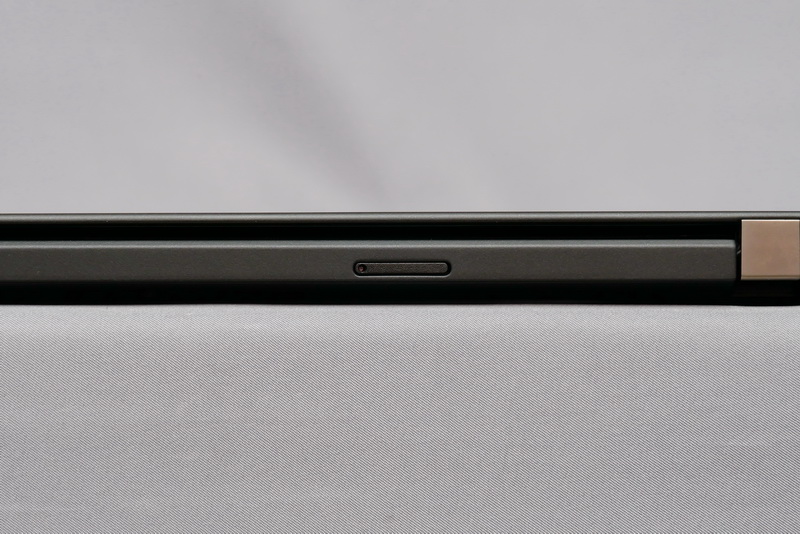 背面にはmicroSDカード/無線WAN用SIMカードの共用スロットを用意