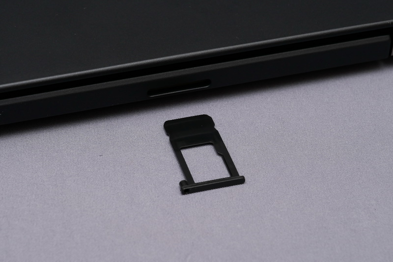 スロットはトレイ式。試用機ではmicroSDカードのみ搭載可能だが、ワイヤレスWAN対応の場合はmicroSDカードとNano SIMカードを同時に搭載する