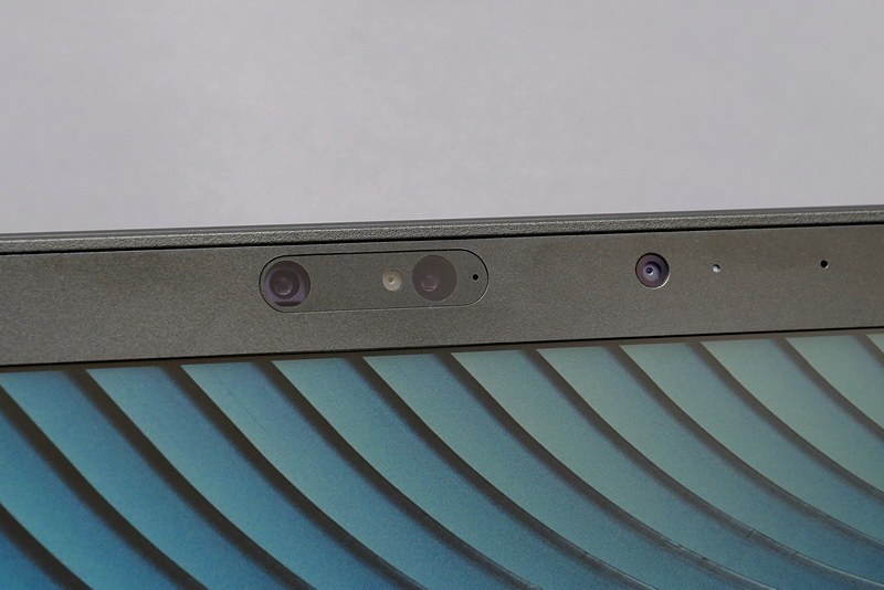 ディスプレイ上部には顔認証機能用赤外線カメラを搭載できる。Webカメラのみの搭載の選択も可能だ