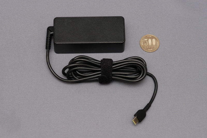 付属ACアダプタは出力45WのUSB PD対応。左側面のUSB Type-CまたはThunderbolt 3ポートに接続して利用する