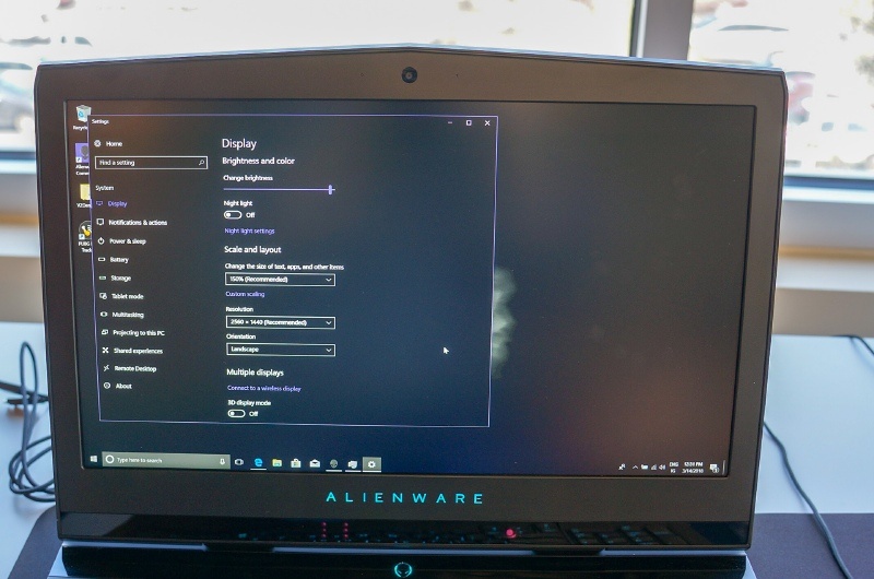 ALIENWARE 17R5の17.3型QHD(120Hz、400cd/平方m)のディスプレイ。G-Syncに対応可能なほか、Windows Helloの顔認証、Tobi Eye-trackingに対応したIRカメラを選ぶことも可能