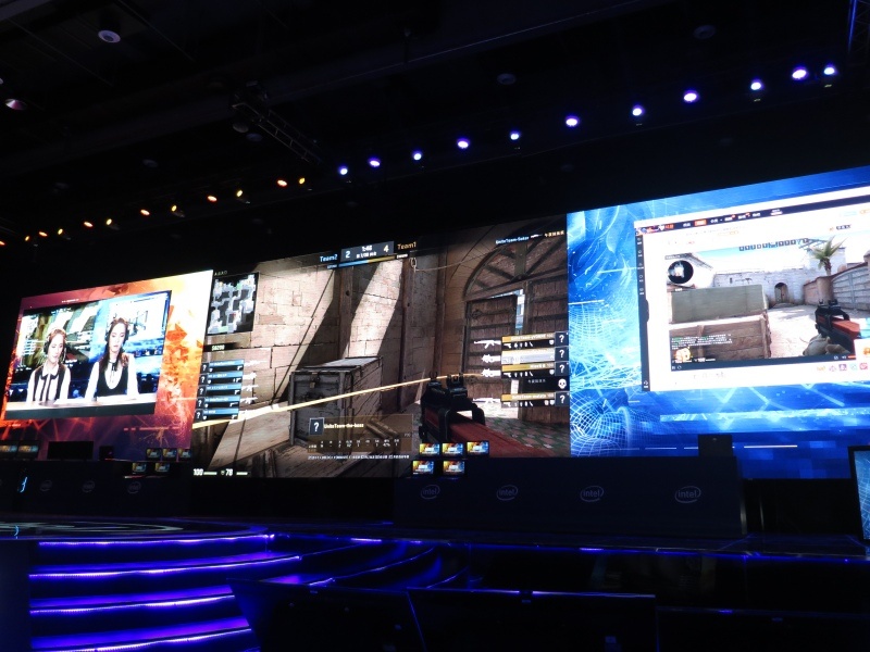 会場でも実際にプロチームを呼んだCounter Strike: Global Offensiveのエキシビジョンマッチも行なわれ、ノートPCでゲームプレイと実況を同時にこなせることをアピールした