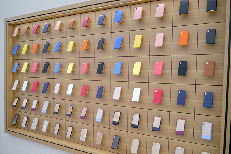 壁面には数々のアクセサリーを展示。ハンズオンで試すことができる