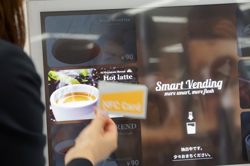 画面に直接NFCカードをかざして製品を購入