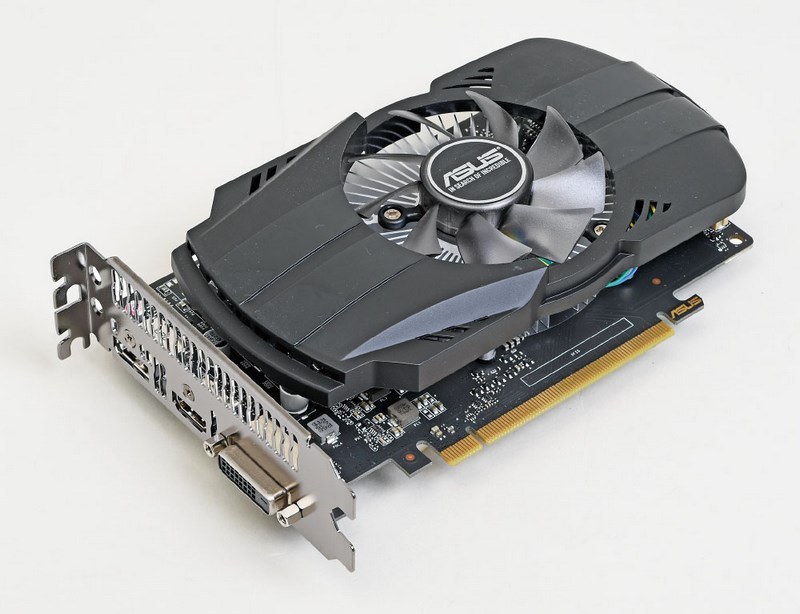 ASUSTeK Computer「PH-GTX1050TI-4G」。実売価格：24,000円前後。予算が限られている、あるいは描画の軽いゲーム主体で遊ぶというなら2万円クラスのカードでも十分プレイできる。ASUSTeK「PH-GTX1050TI-4G」は補助電源なしでも動作するビデオカードとしては今のところ最強クラスのGTX 1050 Tiを採用している