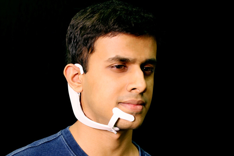 AlterEgoを装着したMIT Media Lab Fluid Interfacesグループ研究員 Arnav Kapur氏 credit: Lorrie Lejeune/MIT