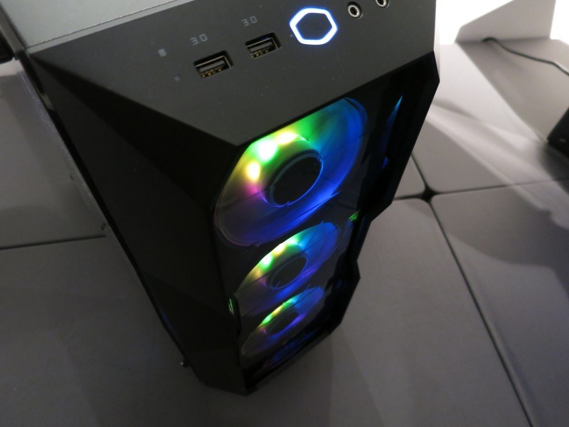 前面のアクリルもポリゴンのようなデザインだが、給気口をサイドに設けている