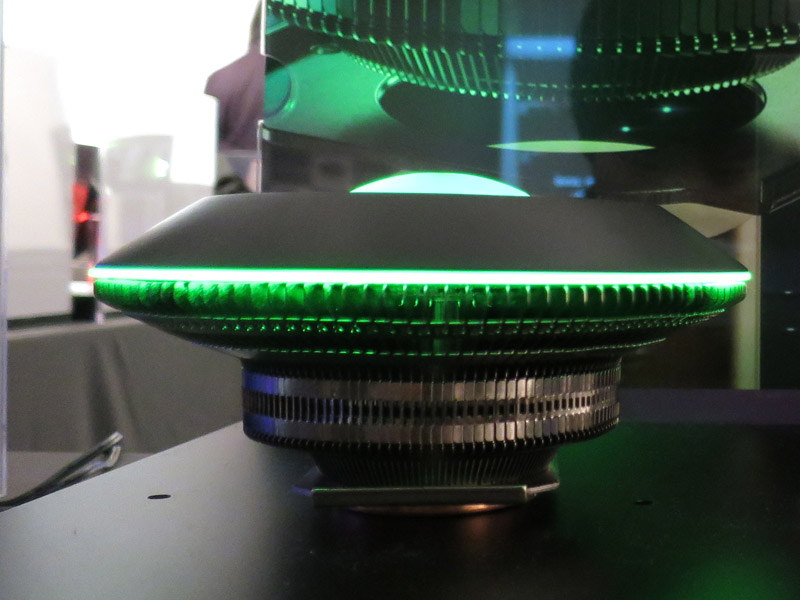 側面から見るとキノコのようにも見える