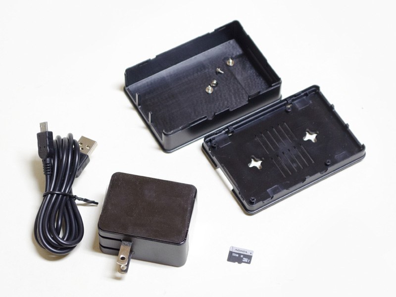 付属のケースとACアダプタなど。付属のACアダプタは出力5V/2.5A。ケースはプラスチック製