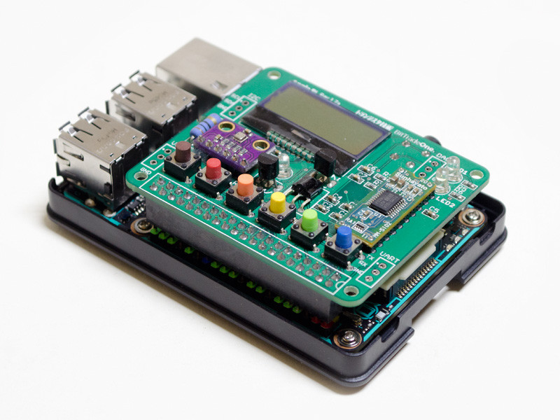 Apple Piを載せた状態。ただし完全にコネクタへ接続すると、ヒートシンクに当たるため、裏の該当箇所へガムテープを貼った上で少しコネクタを浮かせている