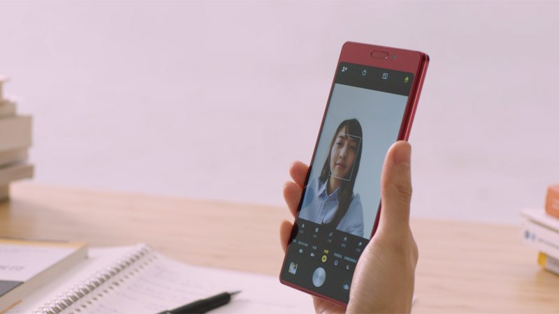 本体を上下逆さまに持てばセルフィーカメラが自動起動