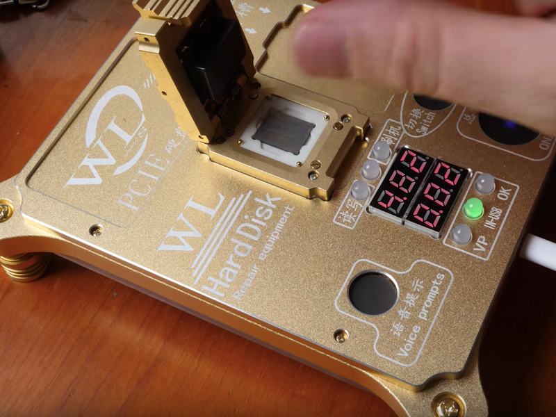 フラッシュメモリに直接アクセスできるデバイス。ちなみに、このデバイスはなぜか操作手順?などを中国語で喋るようだ(動画中2:44~)。