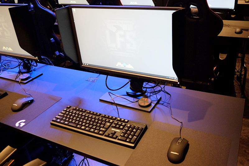 キーボードとマウスはドスパラオリジナルのゲーミング仕様