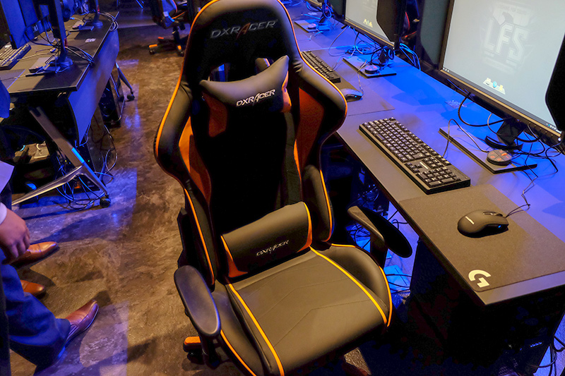 座席はDXRACER製のゲーミングチェア