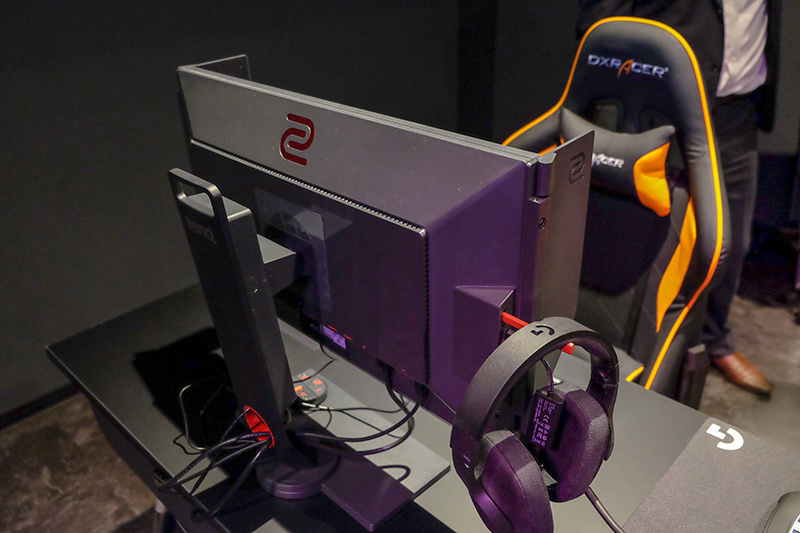 液晶ディスプレイはBenQ製