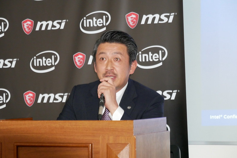 発表会で講演を行なう、インテル株式会社 コンスーマー・クライアント・マーケティング部 部長の森井信吉氏