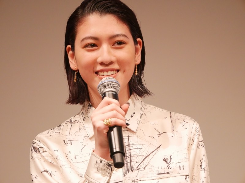 犬屋敷の娘・麻理役を演じた三吉彩花さん