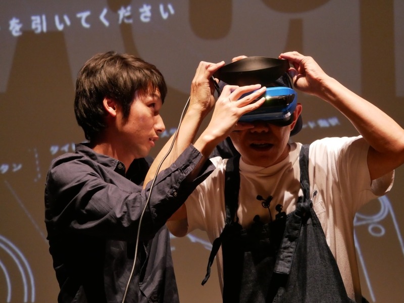 MRデバイスを装着する木梨さん。初めての体験だという