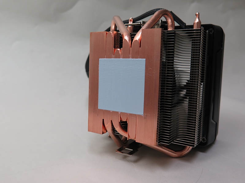 Ryzen 7 2700X付属のWraith Prismのベース部。ヒートパイプがCPUコアに直接当たる