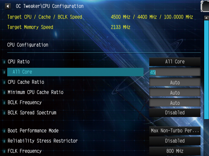 (2) CPU倍率の設定。次にCPU倍率の設定を行なう。Coffee Lake-Sは45倍、Skylake-Xは43倍辺りから始めるとよいだろう。控えめな設定から始めるのがベターだ