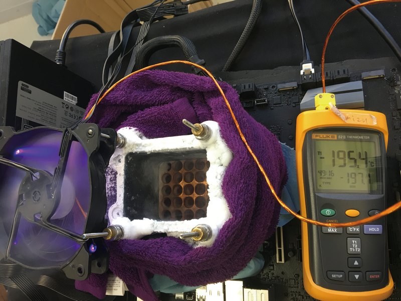 記録狙いのレーシングマシン。筆者が実際に使用しているX299 OC Formulaを用いた極冷システム。温度計でポットの温度を計測する。液体窒素の冷気を飛ばすためにポットにケースファンを取り付けている