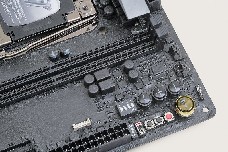 絶縁塗料でコーティング。結露しやすい極冷OCでは、ショートを防ぐために絶縁塗料で基板をコーティングする必要がある。お勧めはPlastidipというゴム系のはがせる絶縁塗料