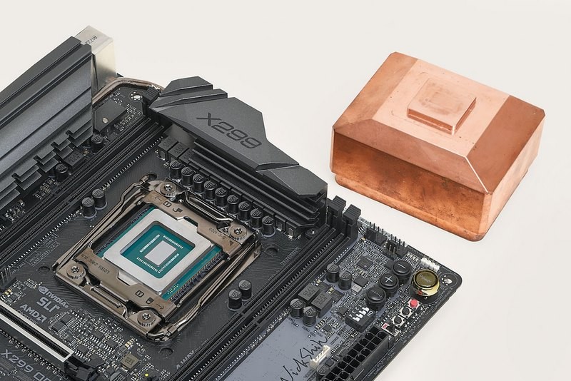 ハイスコア狙いのマストアイテム。筆者が設計したオリジナルのダイ直冷却用ポット。ヒートスプレッダをフレーム型にし、ポット底面を凸形状にすることでダイを直接冷却可能とした