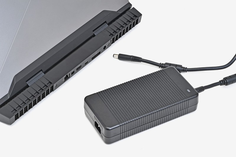 330W出力のACアダプタ