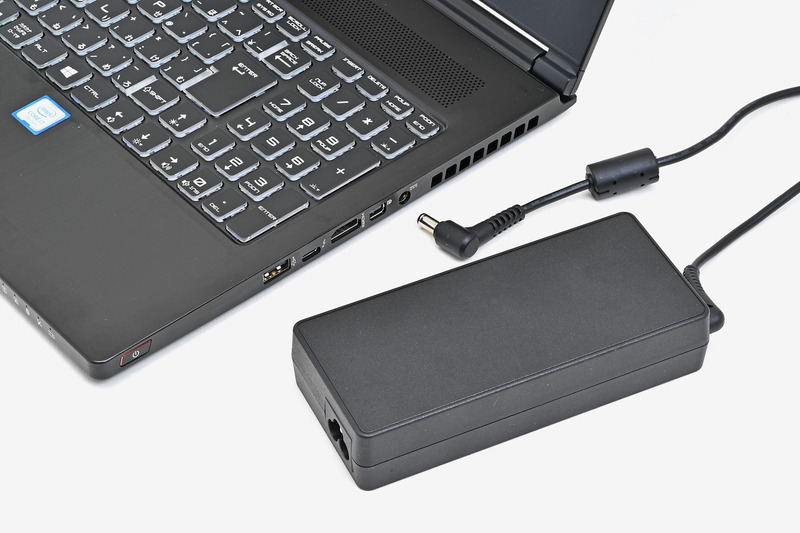 約135W出力のACアダプタ