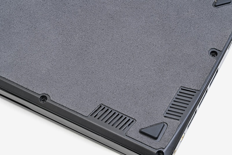 底面はすべり止め加工されたマット仕上げになっている