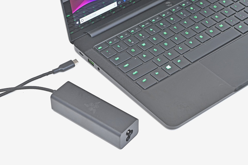 65W出力のACアダプタ