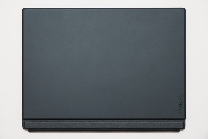 キーボードカバーの裏面。右下に「Lenovo」のロゴが入っている