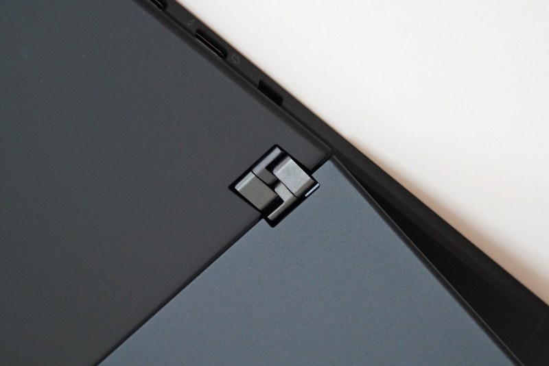 Surface Proと異なりヒンジ部分が表面から見える