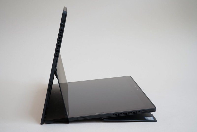 キックスタンドは4度から78度まで広い範囲で無段階に角度調整できる。キックスタンドを低くした、Surface Proで言うところの「Studioモード」に変更すれば、文字やイラストを書きやすい