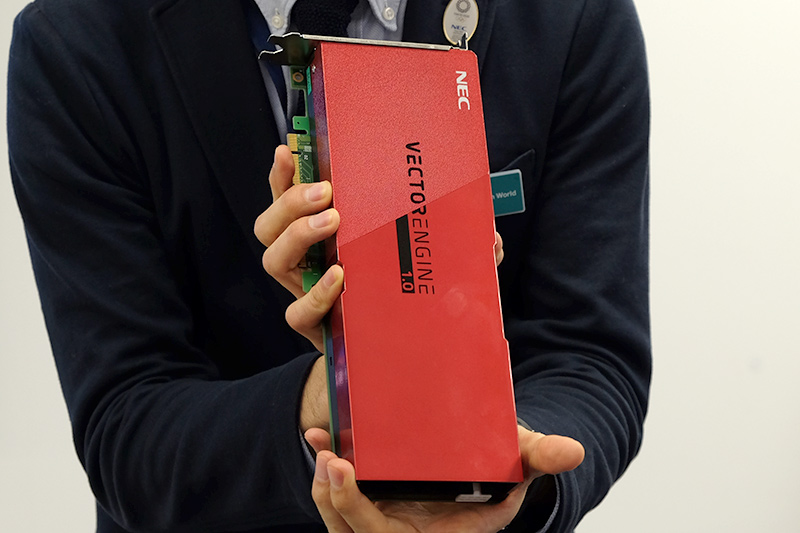 実際に特徴量を計算するコンピューティング領域では、ベクトルコンピュータの開発などを行なっている。写真はPCIeカードにベクトルプロセッサを搭載した「ベクトルエンジン」