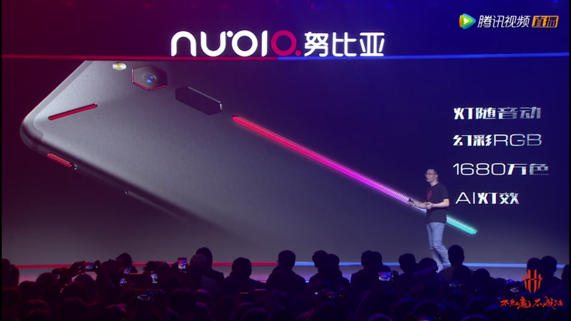 中央のラインはRGB LEDストライプとなっている