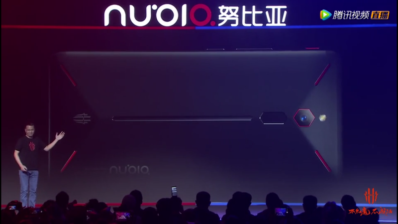 ハニカムや菱形といった多角形を多用したデザイン