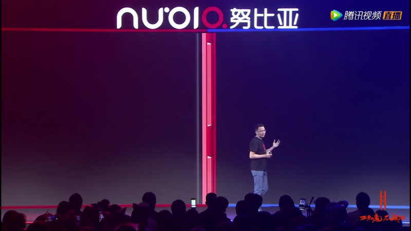 ボタンは大胆なカットを施した