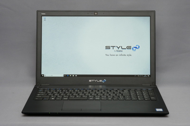 正面から見た様子。シンプルなブラックボディは、落ち着いた印象