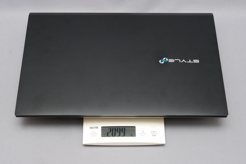 重量は実測で2,099g。家庭内で持ち歩く範囲内であれば苦はないだろう