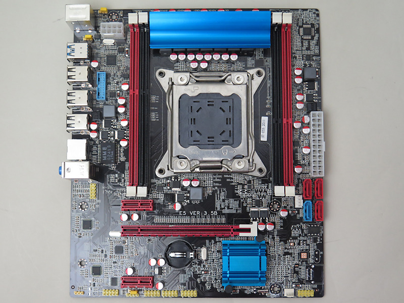 ST-E5S_2011本体。スロットやSATAポートの色がWebに掲載されているものと異なるが、これはロットによりけりだという。ヒートシンクを黒か赤に統一してほしかったなぁと思うところだが、7,000円だから文句を言わない