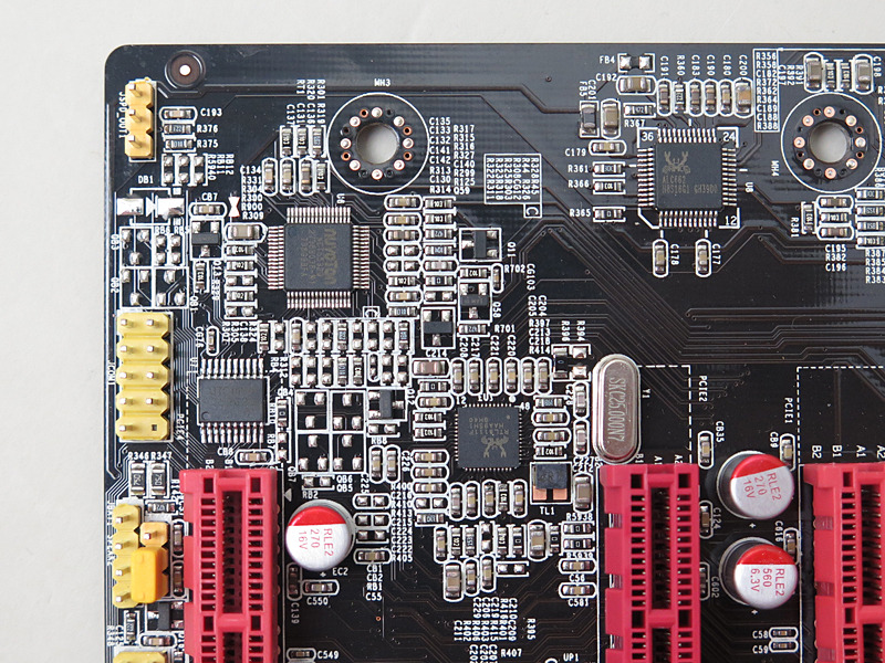 オーディオコーデックはALC662、Gigabit EthernetコントローラはRTL8111Fとメジャー