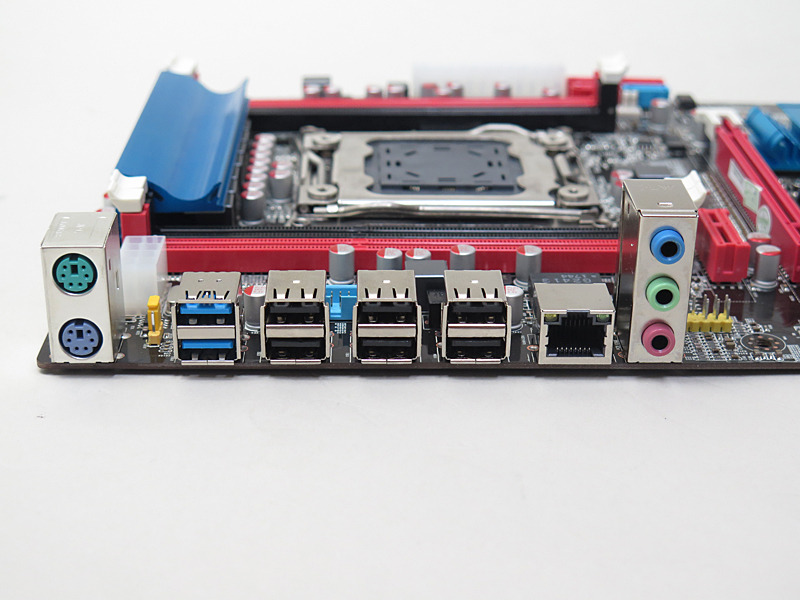 背面インターフェイスはPS/2×2、USB 3.0×2、USB 2.0×6、Gigabit Ethernet、音声入出力と、必要十分である