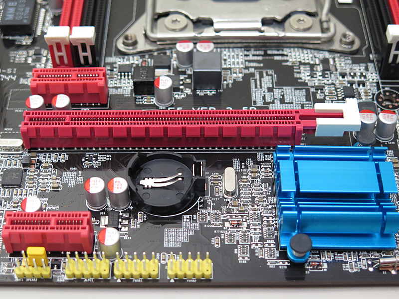 PCI Express x16スロットのラッチはスライド式で、ロックしないようにもできる。CMOSバッテリ(CR2032)は出荷時に抜かれていた