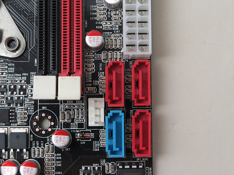 SATAポートは6Gbpsが1基、3Gbpsが3基。少ないが、SSD+HDD構成なら十分である