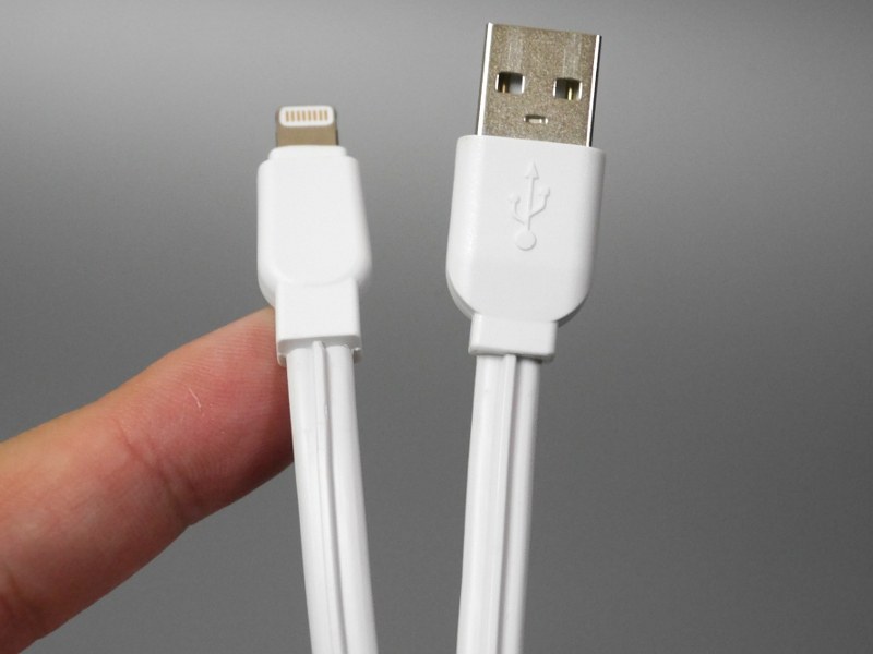 ウラ面にはその溝と同じ幅の突起がある