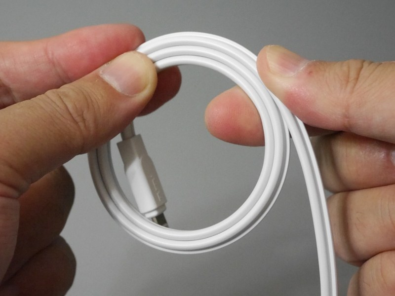 表とウラを重ね、指先でパチパチとはめるようにして巻き取っていく